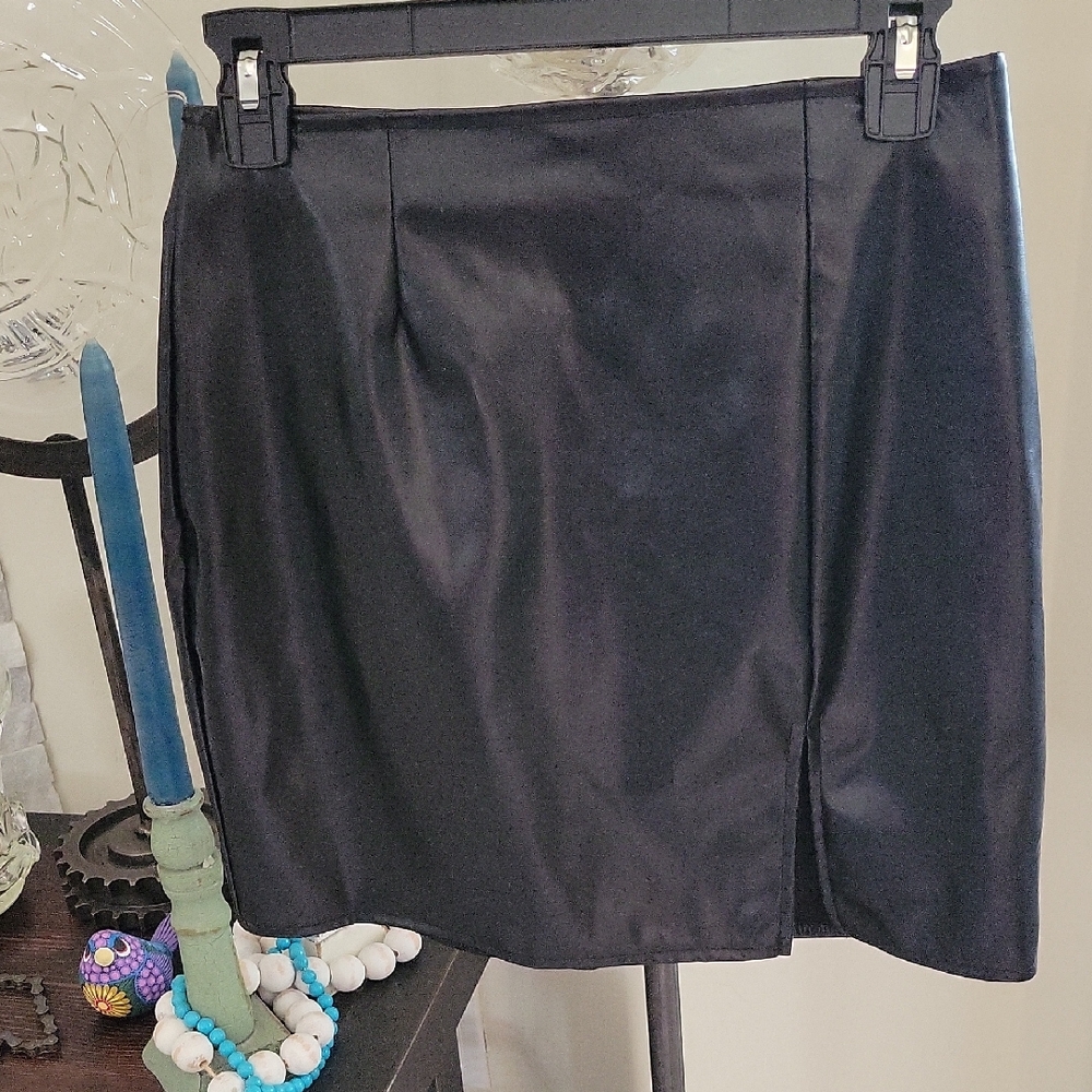 Windsor Sleek Black Pencil Skirt